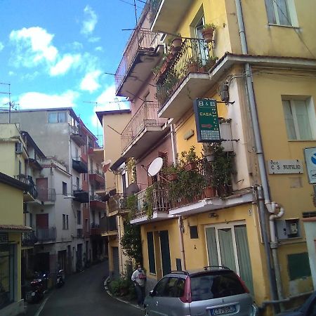 Room In Guest Room - Single Room With Shared Bathroom 陶尔米纳 外观 照片