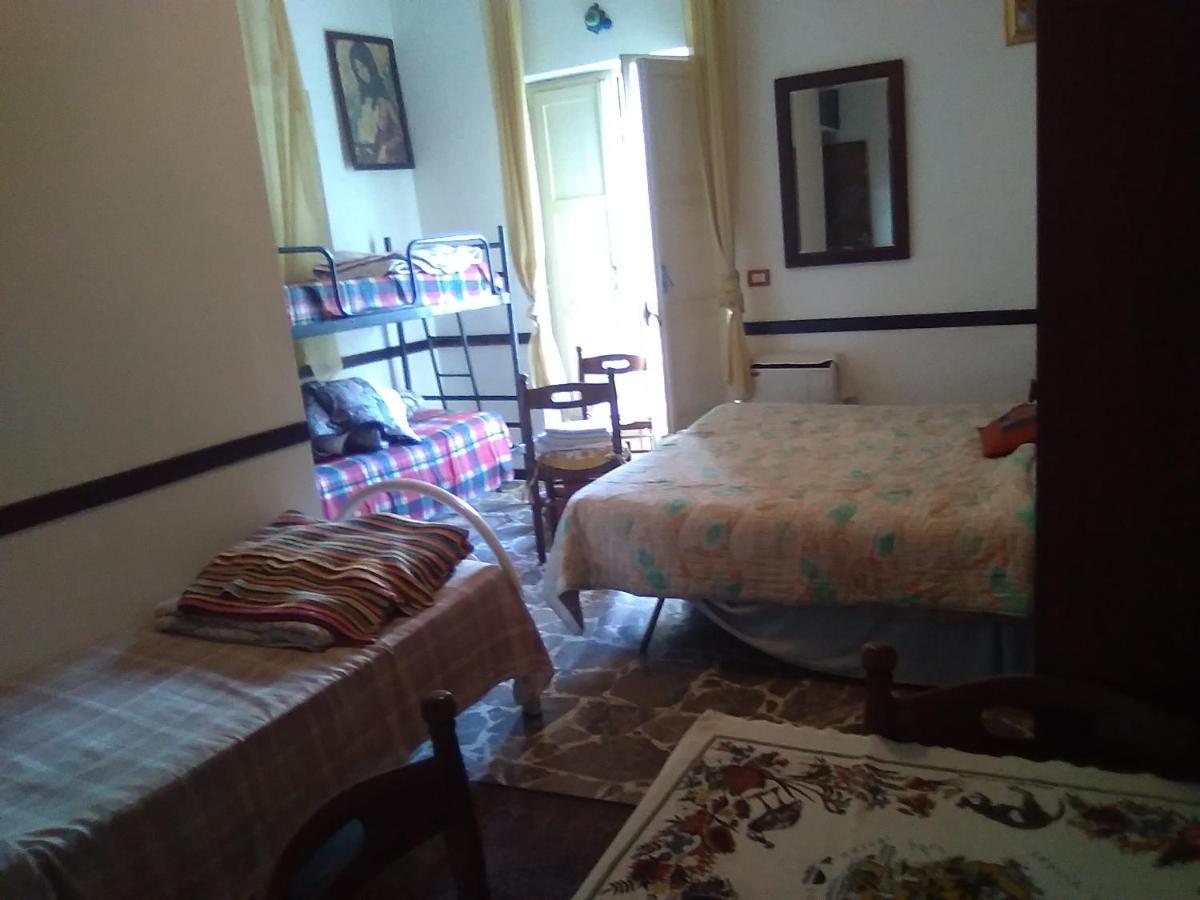 Room In Guest Room - Single Room With Shared Bathroom 陶尔米纳 外观 照片