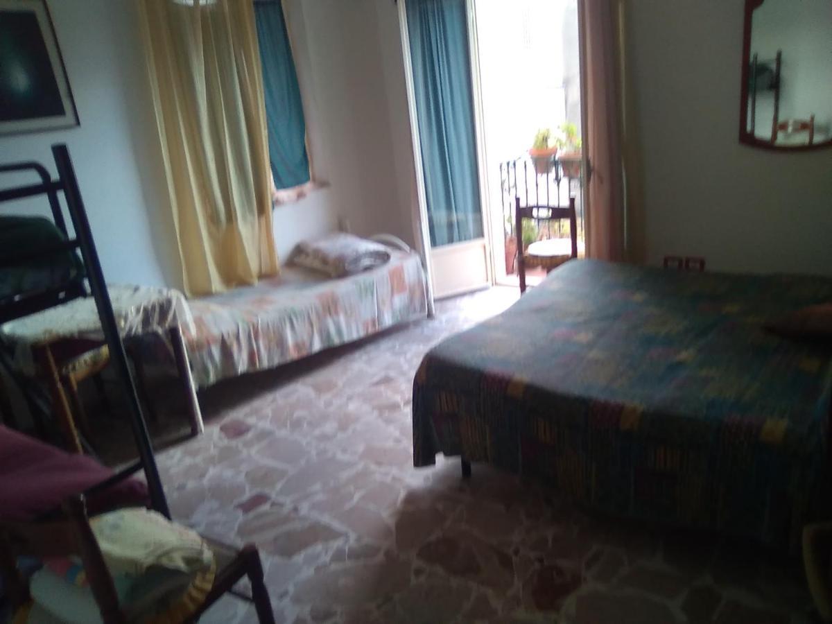 Room In Guest Room - Single Room With Shared Bathroom 陶尔米纳 外观 照片
